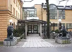 Løven og svinet ved hovedindgangen.