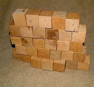 En væg af løst stablede klodser hvorfra der skal fjernes nogle