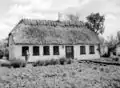 Grundmuret stråtækt hus i Lettebæk. Huset er formentlig bygget i 1880