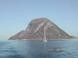 En sejlbåd på vej sydover i Støttfjorden. I baggrunfen halvøen Kunna.