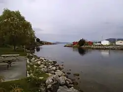 En fjordarm af Hemnfjorden som går gennem centrum af Kyrksæterøra