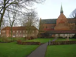 Løgumkloster Kirke med Slottet, som i dag anvendes til Præstehøjskole