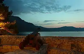 Bymure ved solopgang