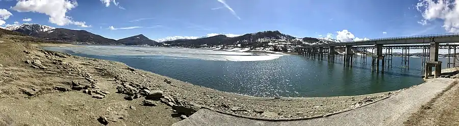 Panoramabillede af Lago di Campotosto .