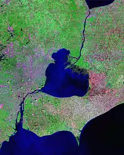 Satellitbillede af Lake St. Clair. Øverst Lake Huron med St. Clair-floden og nederst ses Detroit-floden og Lake Erie.
