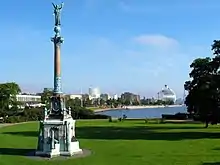 Langeliniepromenaden med mindesmærket, skabt af F.E. Ring og Vilhelm Dahlerup, over Ivar Huitfeldt og hans sømænd i forgrunden.