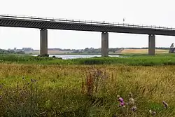 Legind Sø set fra øst  med forlængelsen af Sallingsundbroen henover, og strandengene i forgrunden