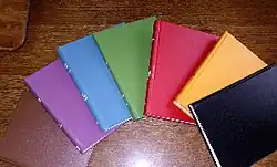 Materialet buckram anvendt til biblioteksindbindinger i forskellige farver