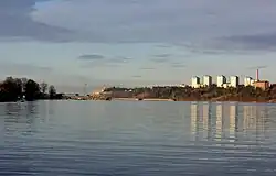 Lilla Värtan set fra Hundudden. Til højre ses højhusene ved Fregattvägen og Larsberg på Lidingö og til venstre  Loudden ved Kaknäs.