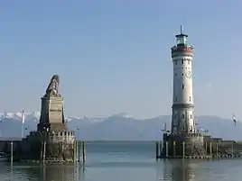 Indsejlingen til Lindaus havn med Østrigs sneklædte bjerge i baggrunden