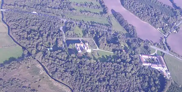 Lindenborg set fra vest, efteråret 2006. Til venstre ses Lindenborg Å og til højre de nyere avlsbygninger.