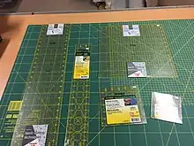 Linealer til patchwork. Fås med inch og med cm. Super nemt at skære dine stoffer efter.