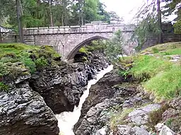 The Linn of Dee ved floden River Dee i nærhedern af Braemar. Linn er det skotske ord for vandfald.