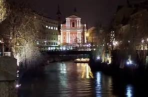 Centrum i Ljubljana med Annunciationkirken i baggrunden