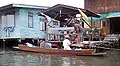 En handlende sejler rundt og sælger sine varer i Bangkoks kanaler (2007)
