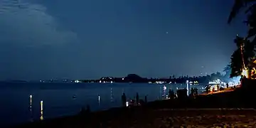 Krathonger flyder i havet fra Maenam-stranden på Koh Samui (2011)