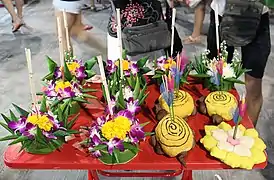 Kratongs (lanterner) til salg. De til højre, er fremstillet af brød i stedet for en banapalmeskive, så fiskene kan spise den udtjente krathong. Koh Samui (2015)