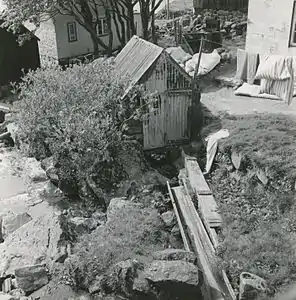 Skvatmølle i bygden Kunoy (Kunø). Renden leder vandet til møllen.