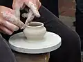 Keramiker ved sin pottemagerhjul