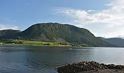 Malmefjorden med Røssholfjellet i baggrunden
