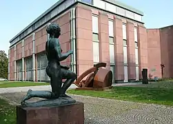 Richard Scheibe, Die Morgenröte, 1937, bronzeskulptur foran Mannheim Kunsthalle.