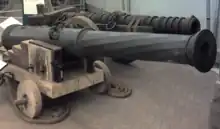 To store metalkanoner af forskelligt design, en foran den anden