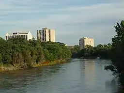 Assiniboine River set mod nordøst fra Maryland Bridge i Winnipeg
