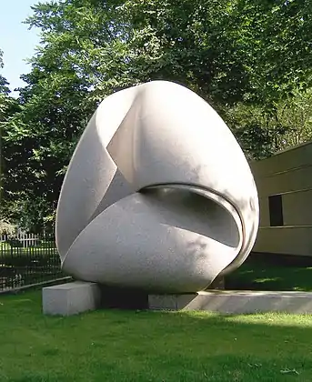 Kontinuitet (de), 1983-86Foran bank i Frankfurt