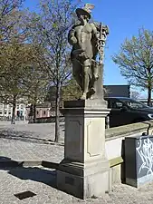 Statuen af Merkur ved rampens højre side