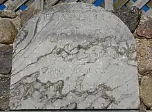 Mindepladen over enkedronning Juliane Marie i norsk marmor