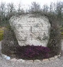 Mindesten ved kirken for de tyske kolonister