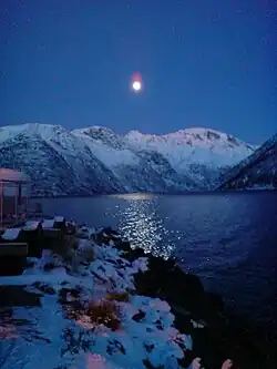 Vintermåne over Jøkelfjorden.