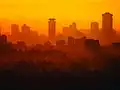 Nairobis skyline i silhuet mod aftenhimlen.