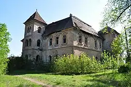 Nalatzi-Fay Manor, Nălațvad. Bygget i 19. århundrede, men nu forfaldent . Mellem 1941  1944 var lokale jøder interneret her.