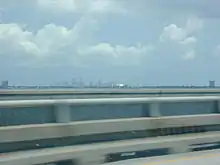 Til gengæld får man et godt indtryk af byen, når den dukker op i horisonten.