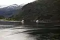 To færger mødes på Norddalsfjorden mellem Linge og Eidsdal