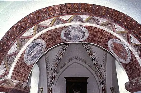 Korbue med kalkmalerier fra 1225-50