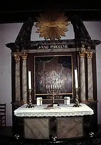 Altertavle fra 1807 i senbarok stil.