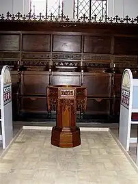 Trædøbefont og korstole