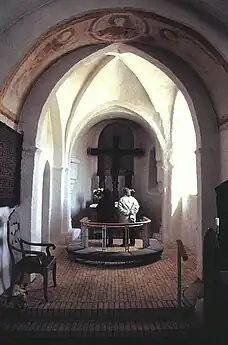 Korbue og kor med kalkmalerier