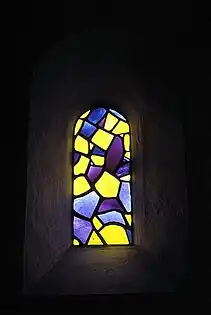 Østvindue med glasmosaik af Sven Havsteen-Mikkelsen