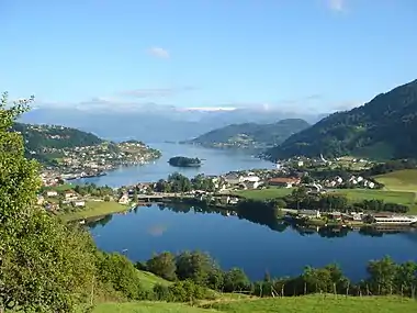 Norheimsund ved Hardangerfjorden, med Folgefonna i baggrunden.