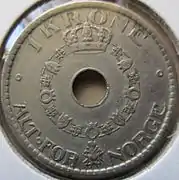 Bagsiden på norsk enkronemønt fra 1941 med mottoet og relief af ordenstegnet for Den Kongelige Norske St. Olavs Orden