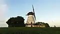 Møllen set over marken fra vest