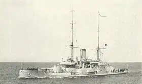 Olfert Fischer fotograferet i 1913. Midtskibs er en af redningsbådene ved at blive firet ned. Skibet er malet gråt ("kampgrå").