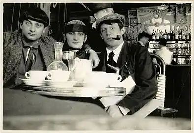Kisling med modellen Pâquerette og Pablo Picasso. Foto af Jean Cocteau på Café de la Rotonde (en), 105 Boulevard du Montparnasse, august 1916