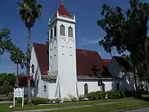 St. Mark's Episcopal Church, Palatka, Florida. Bemærk stræbepillerne ved foden af klokketårnet.