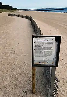 En palisade på Ystad Saltsjöbad til beskyttelse mod erosion.