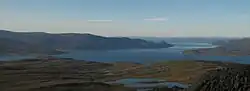 Panorama fra Nussirtind med Repparfjorden til højre. Til venstre Kvalsundet.