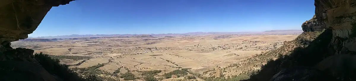 Panoramaview ud fra en grotte på et bjerg i Lesotho.